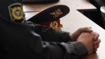 Полицейские доставили в отдел девушку, выстрелившую в подругу из «травмата»